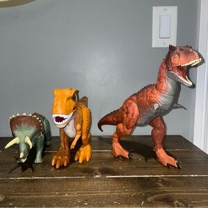Mattel Jurassic WorldConqueree Carnotaurus/ Dominion Roar Strikers Trice/ T rex